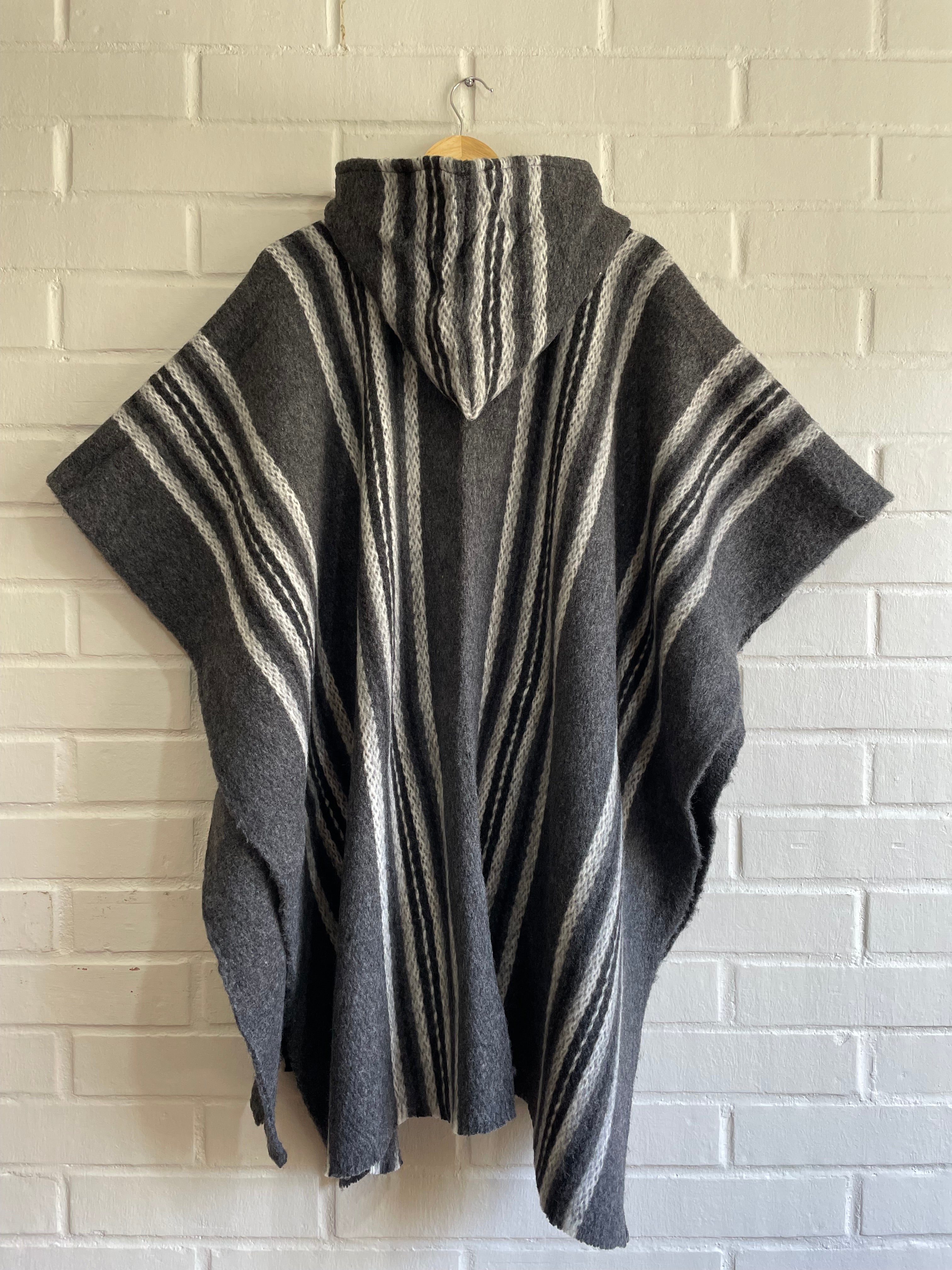 PONCHO DE OVEJA “GRIS CORDILLERA”
