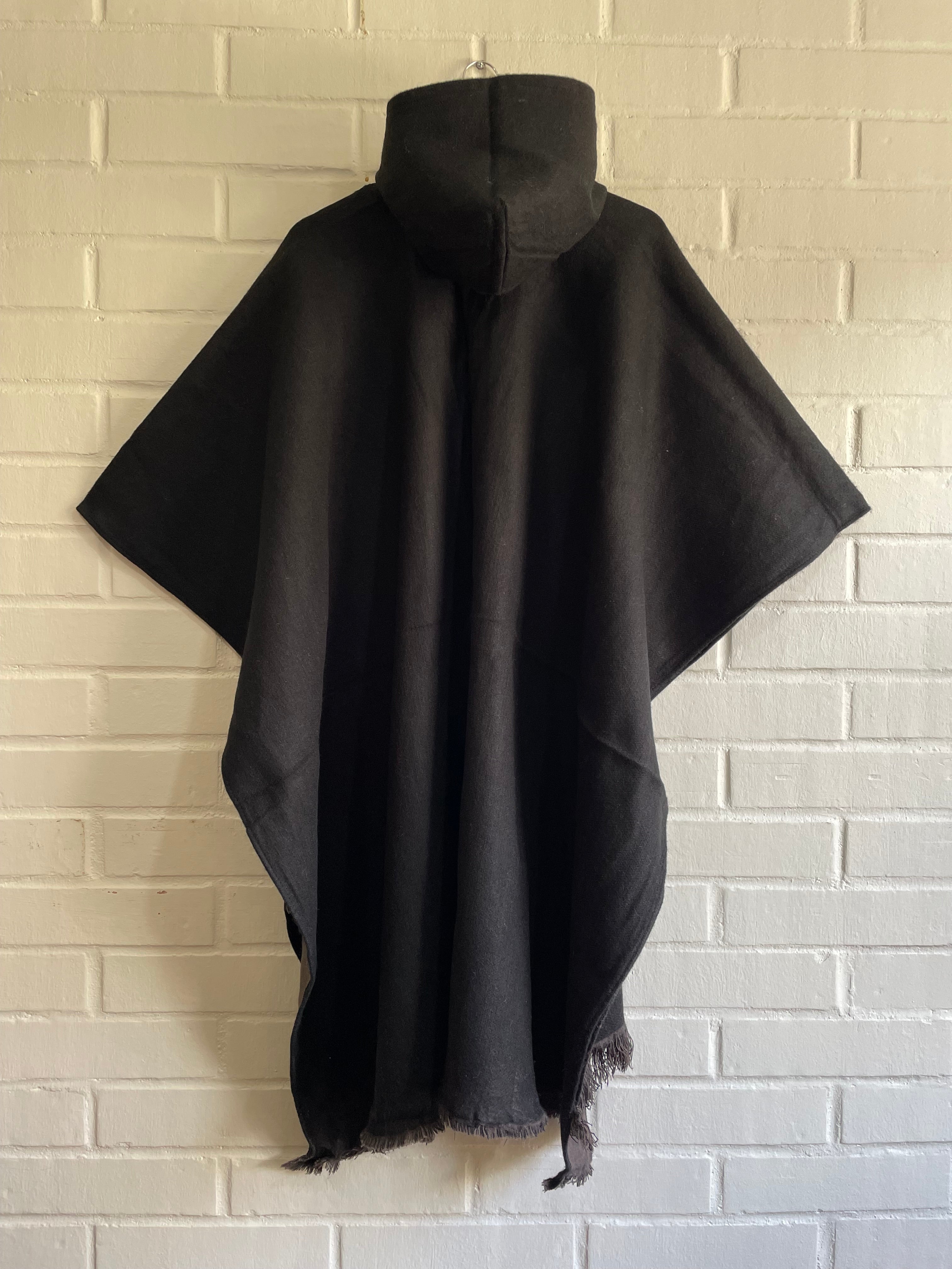 PONCHO REVERSIBLE DE ALPACA “NEGRO/MARRON”