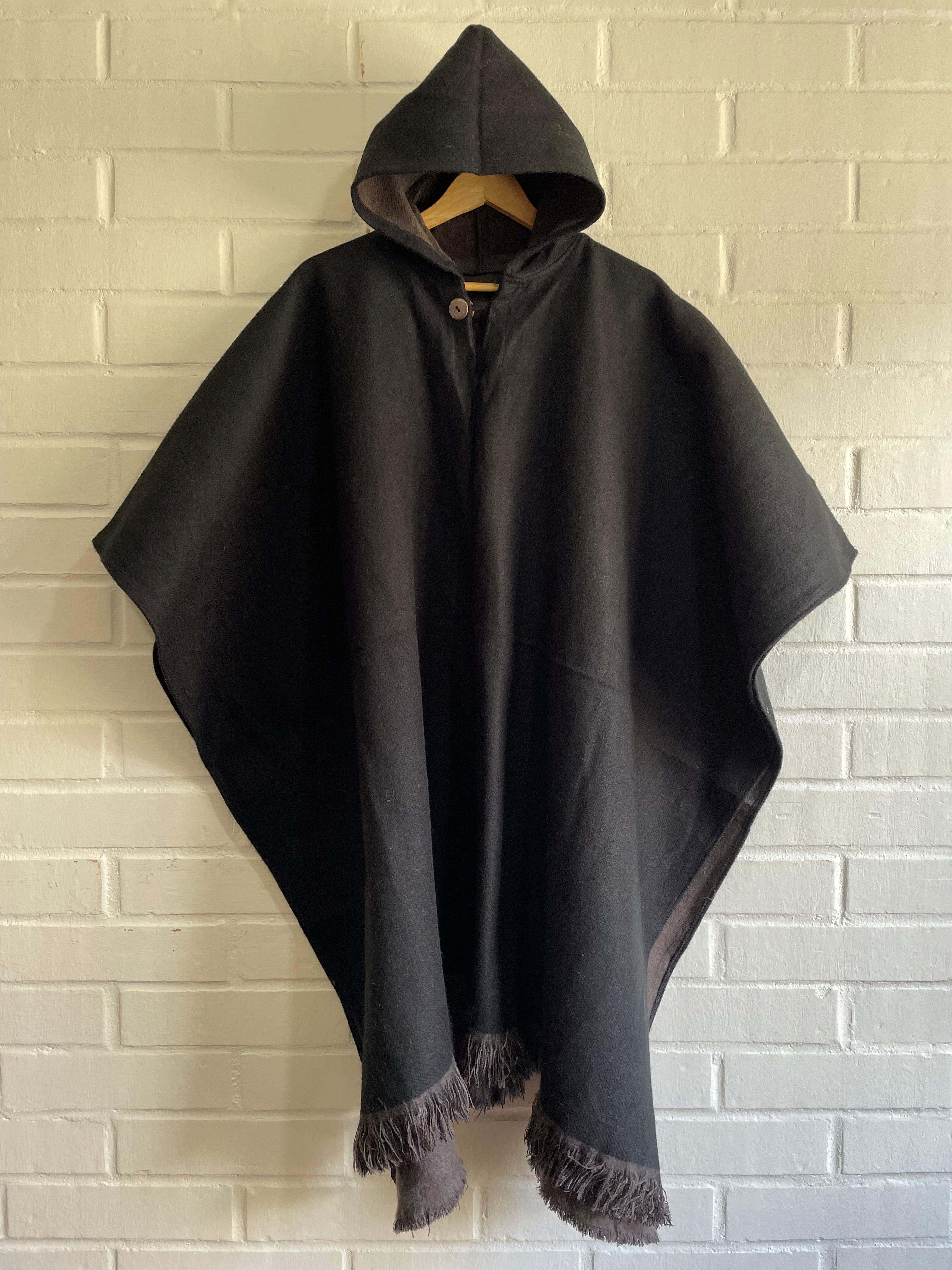 PONCHO REVERSIBLE DE ALPACA “NEGRO/MARRON”