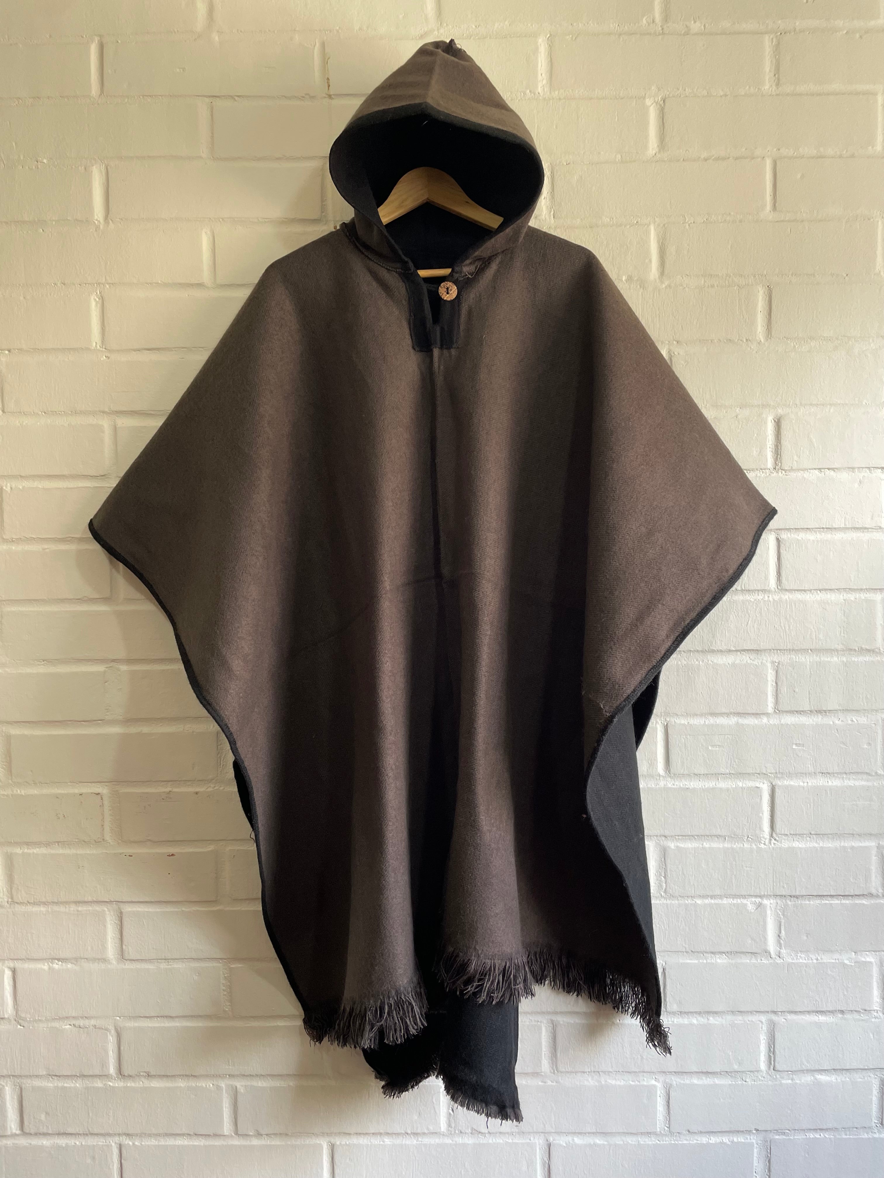 PONCHO REVERSIBLE DE ALPACA “NEGRO/MARRON”