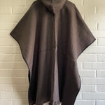 PONCHO REVERSIBLE DE ALPACA “NEGRO/MARRON”
