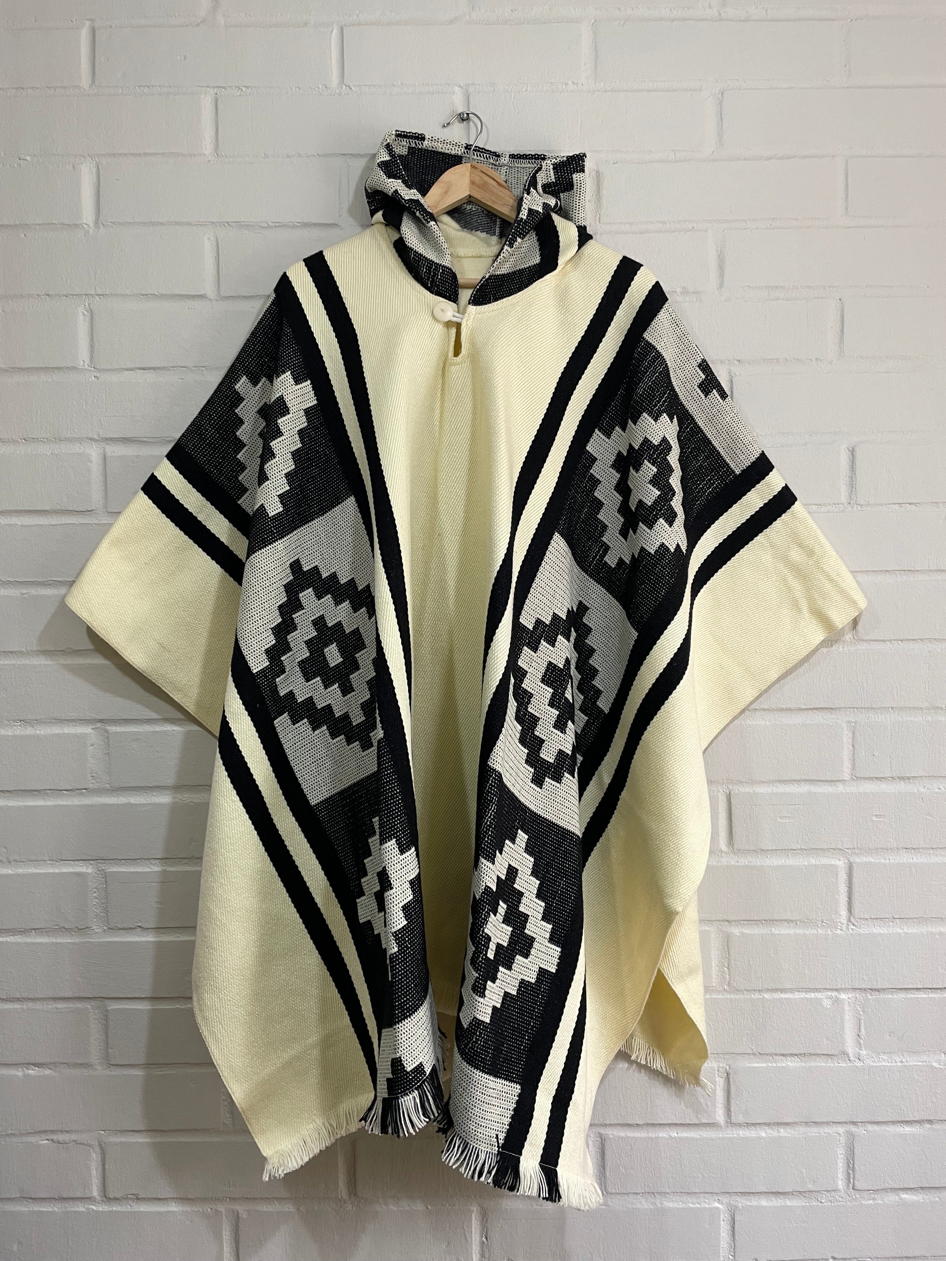 PONCHO ARAUCANO NIEVE Y EBANO
