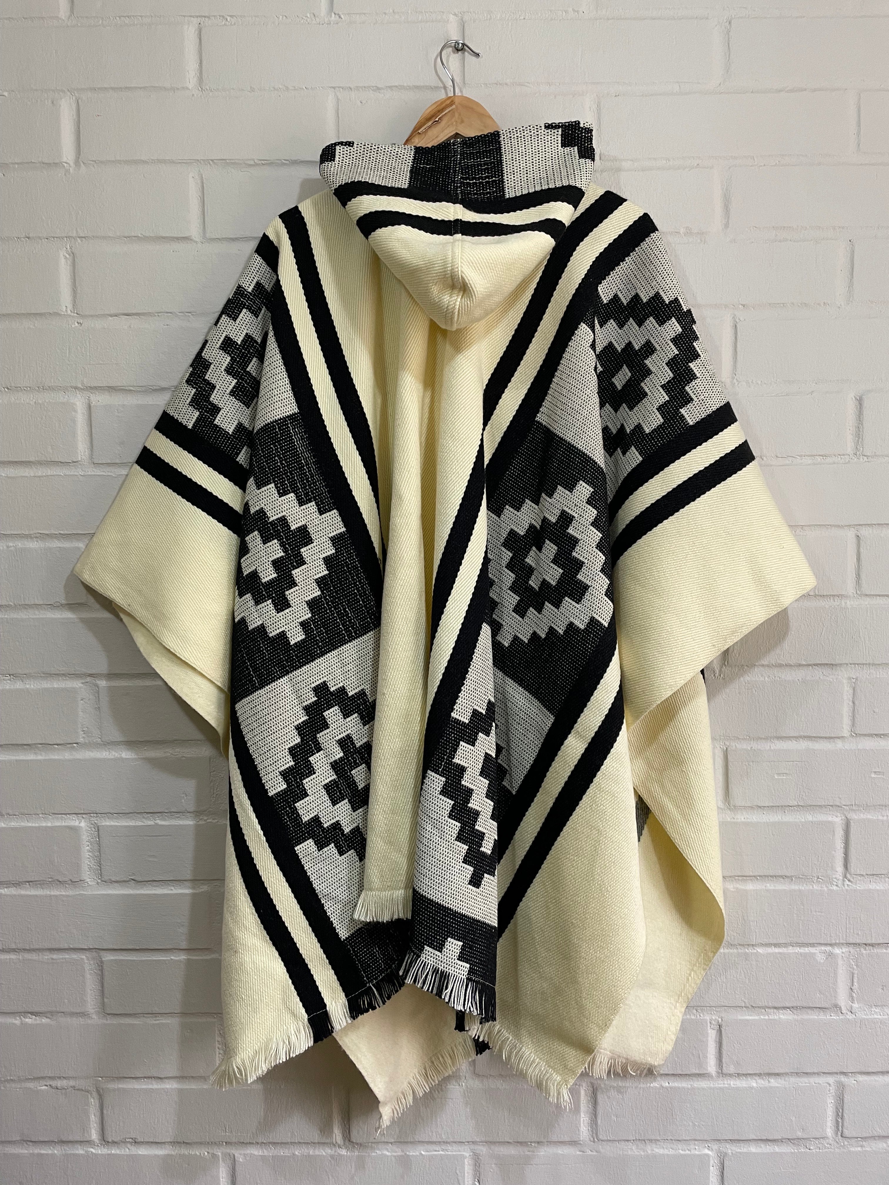 PONCHO ARAUCANO NIEVE Y EBANO