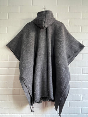 PONCHO DE OVEJA GRIS