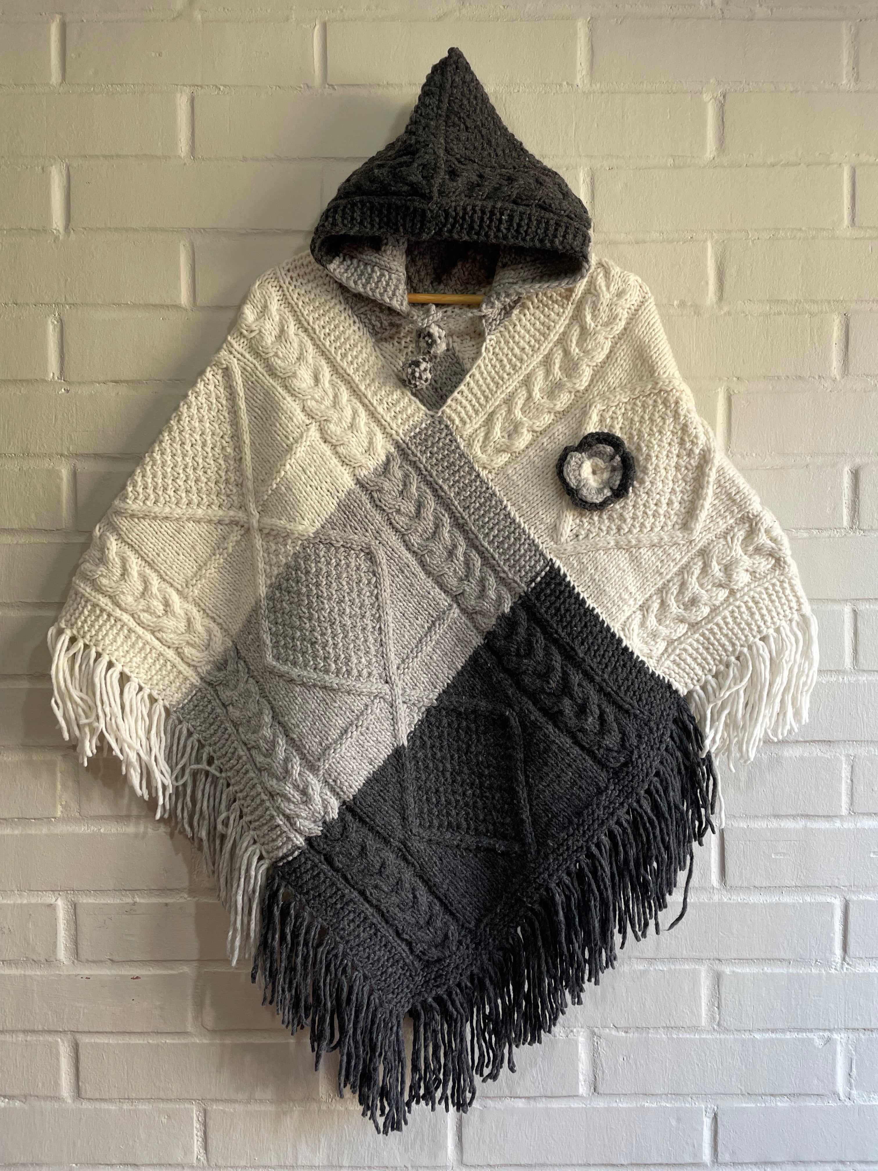 PONCHO 3 PUNTAS ACROMATICO