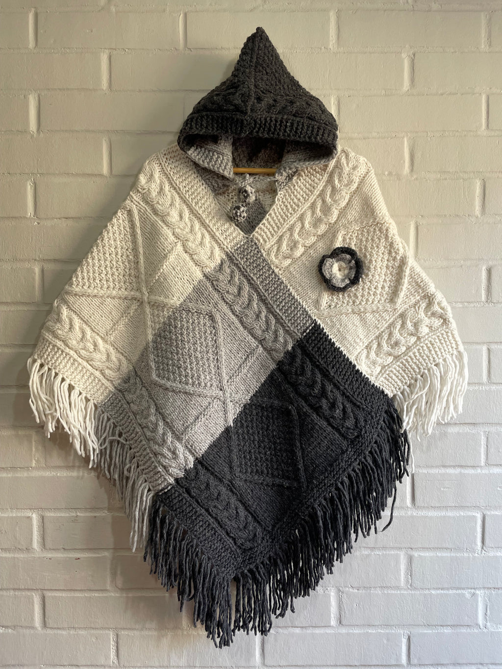 PONCHO 3 PUNTAS ACROMATICO