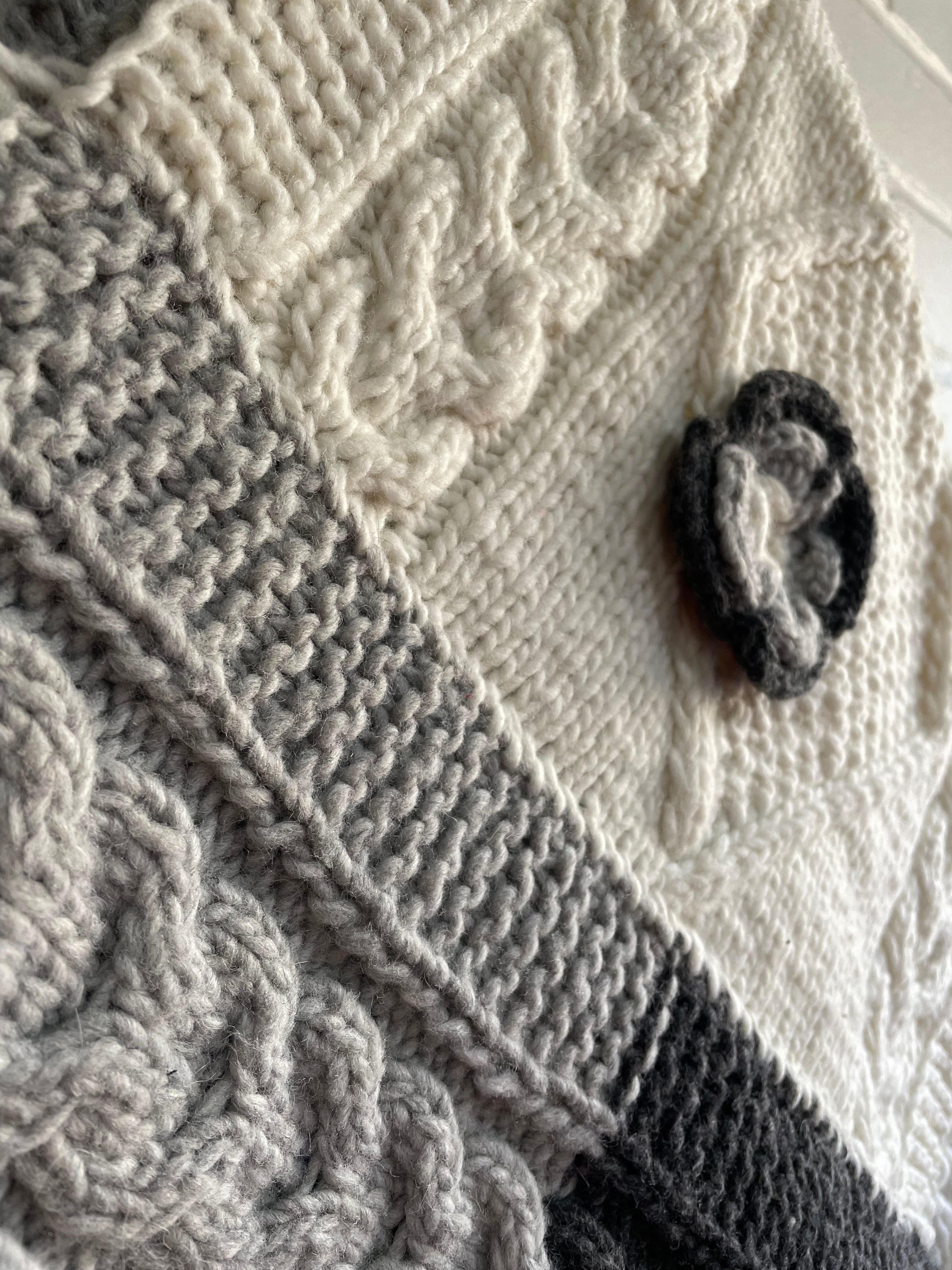 PONCHO 3 PUNTAS ACROMATICO