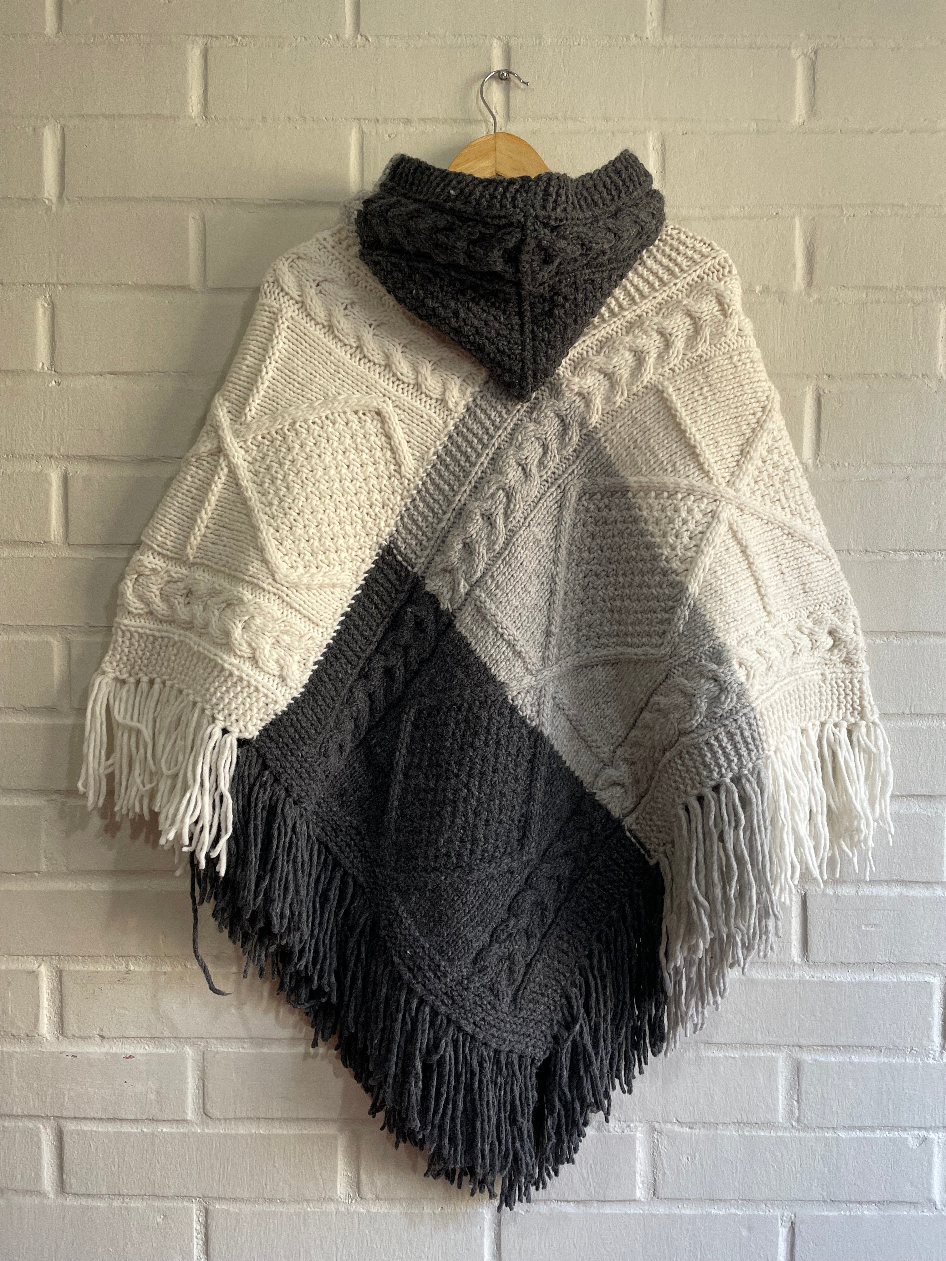 PONCHO 3 PUNTAS ACROMATICO